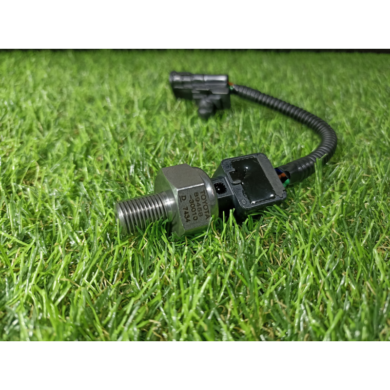 Датчик тиску палива в рейці Lexus IS GS RC 2.5 3.0 3.5 , 8945830011 8945830010